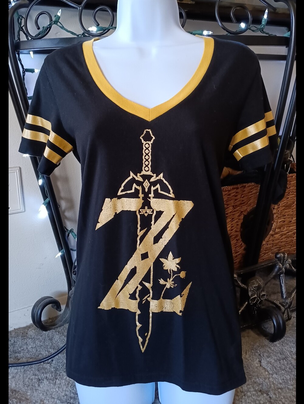 🖤 The Legend of Zelda Breath of the Wild T-shirt Tee Medium Gold Black Nintendo